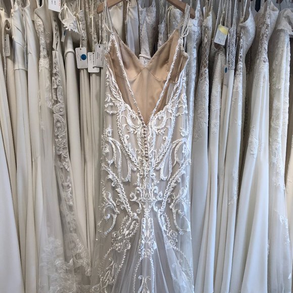 Ivory lace, fitted, triple off-the-shoulder strap - Picture 4 of 8